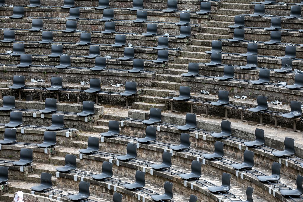 Detall de la zona de seients del Teatre Grec que estan acabant de col·locar separats