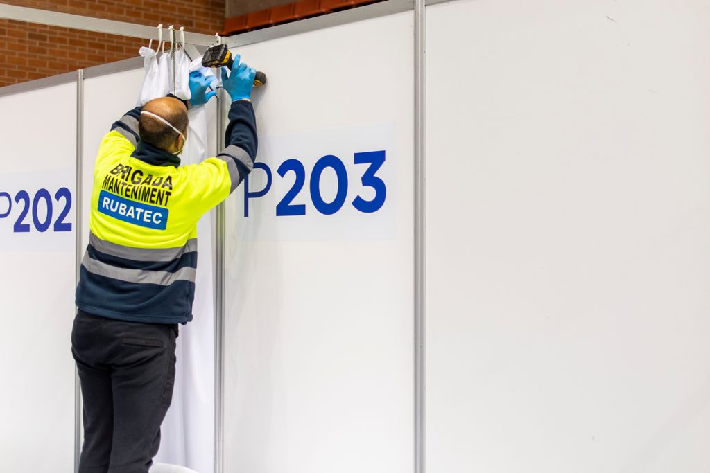 Pavelló Salut Vall d’Hebron. Personal de manteniment acabant de fixar l’emplafonat