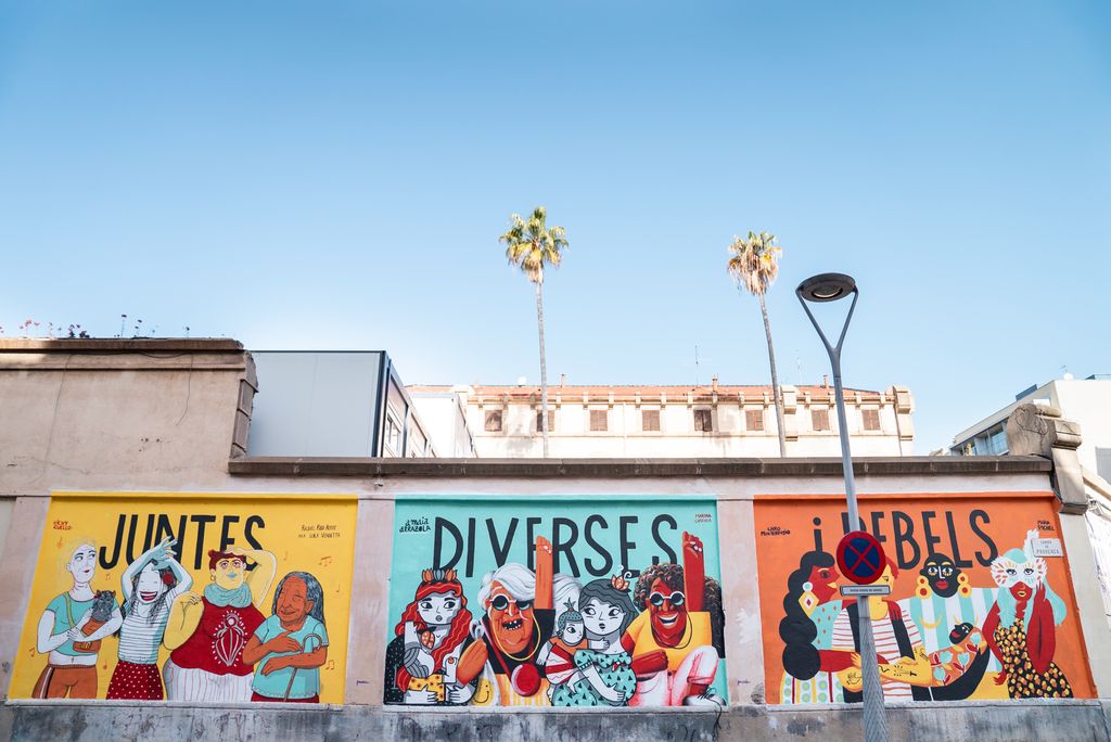 Mural reivindicatiu feminista "Juntes, diverses i rebels" creat als murs de la Model per les il·lustradores Lola Vendetta, María Pichel, Amaia Arrazola, Vicky Cuello, Carolina Monterrubio i Marina Capdevila