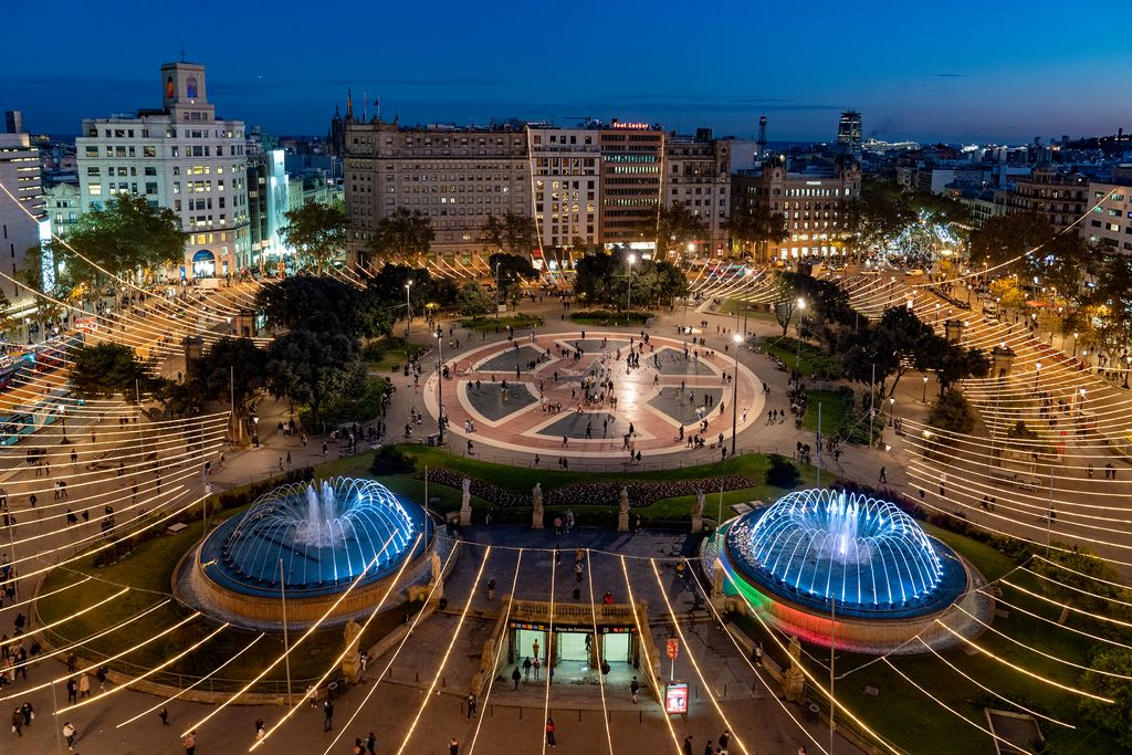 Vista de las fuentes y de la iluminación de Navidad de la plaza de Catalunya