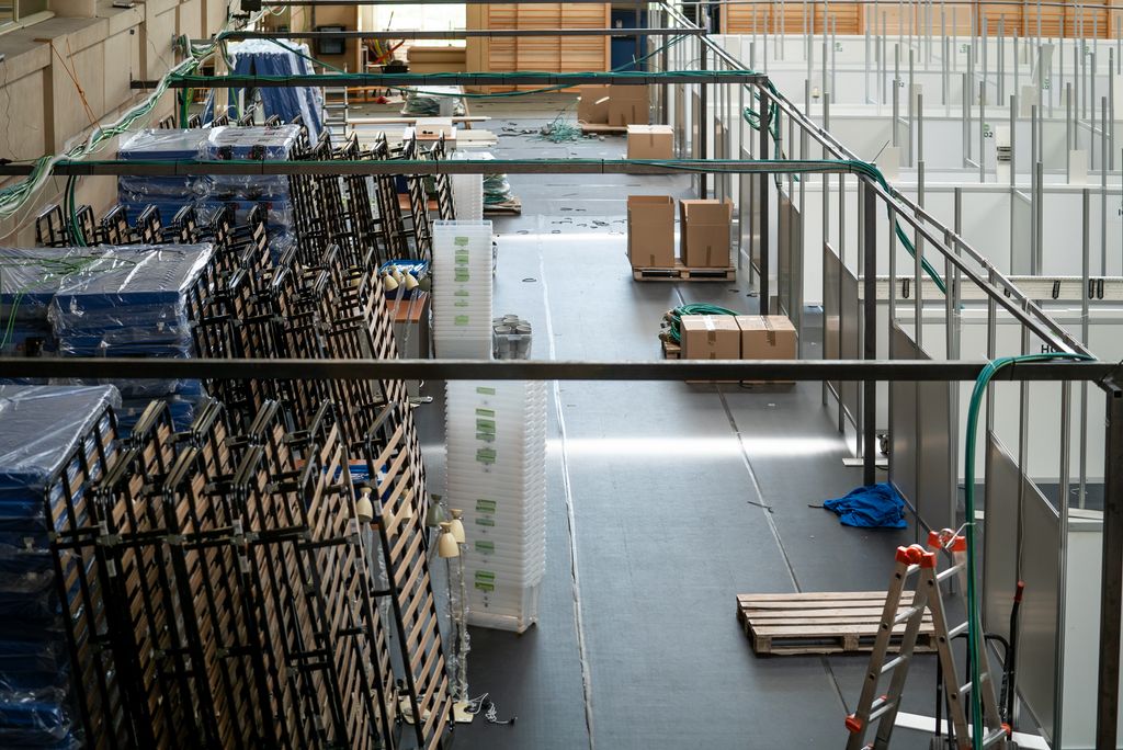 Zona de magatzem del Pavelló Salut de l'INEFC on hi ha amuntegats matalassos i somiers