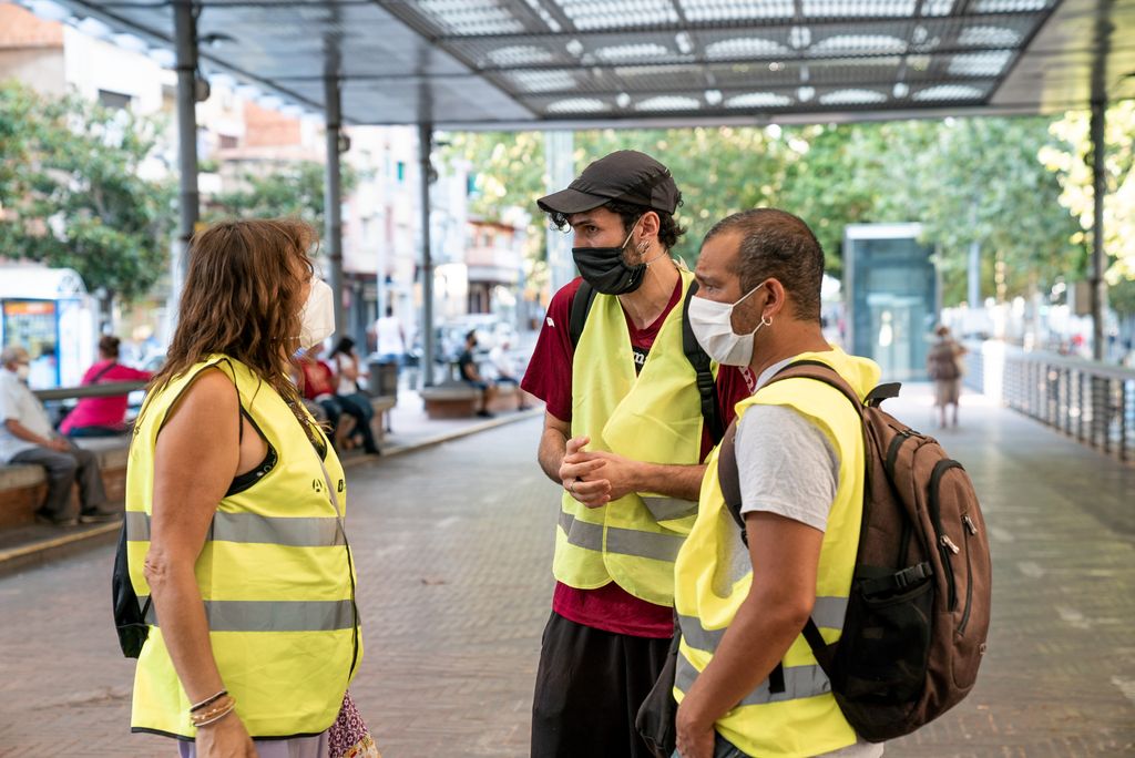 Un grup d'informadors conversen entre ells a la Via Júlia