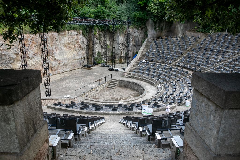 Vista general del Teatre Grec durant el muntatge dels seients quan encara hi ha caixes pel mig