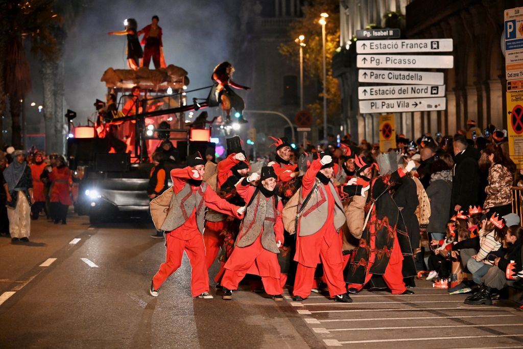 Carboners del seguici de la carrossa del carbó durant la Cavalcada dels Reis d'Orient