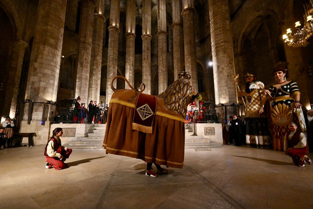 Els Protocols de l'Àliga amb motiu de Santa Eulàlia. Ball del Lleó de Barcelona al presbiteri i davant l'altar major de la basílica de Santa Maria del Mar amb els gegants de Santa Maria del Mar al fons