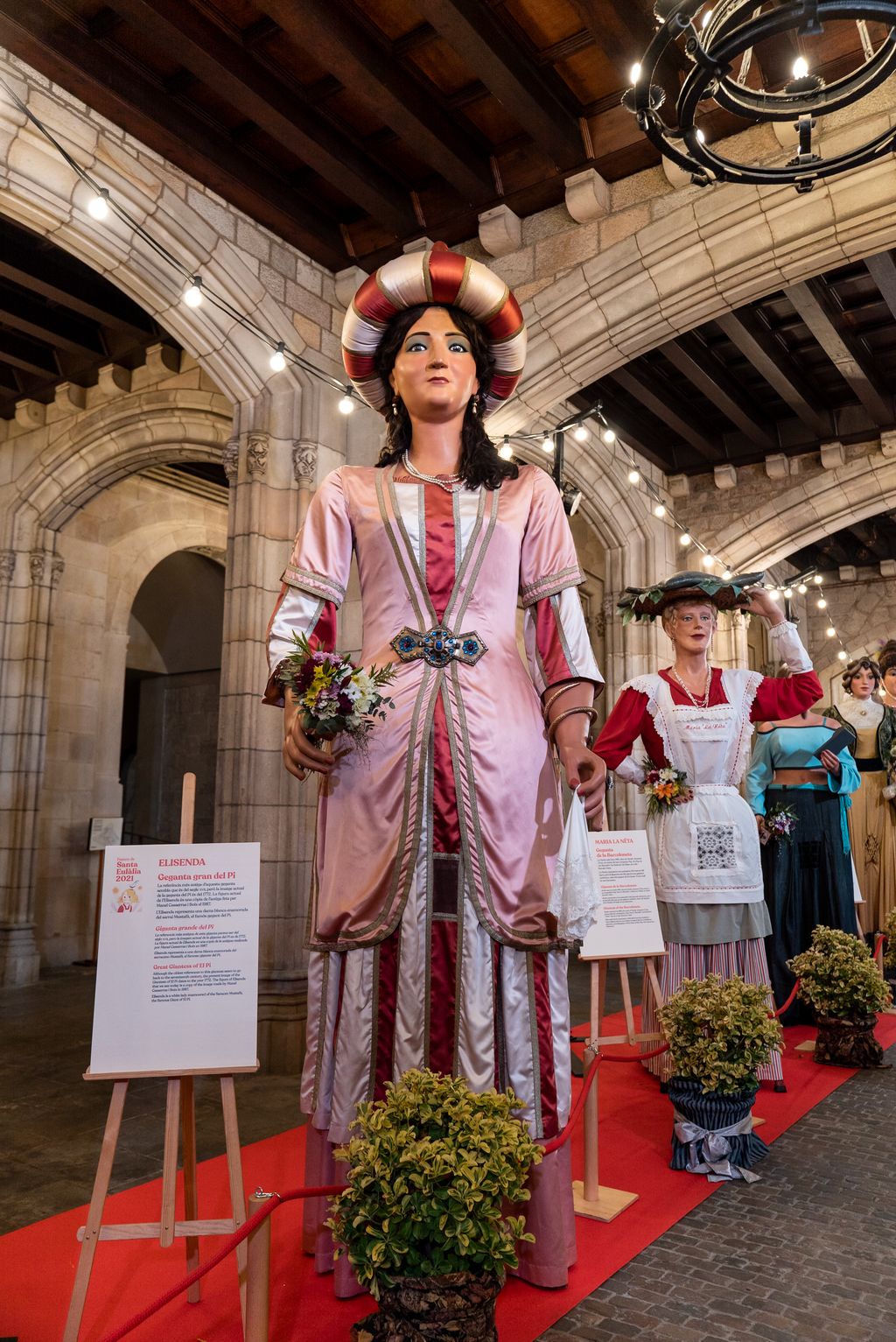 Elisenda, geganta gran del Pi amb altres gegantes de la ciutat exposades a l'Ajuntament amb motiu de les Festes de Santa Eulàlia, entre elles: Maria la Neta, geganta de la Barceloneta; Cati, geganta del Casc Antic; Marieta de l'Ull Viu, geganta del Casc Antic, i Reina de Saba, geganta de Santa Maria del Mar