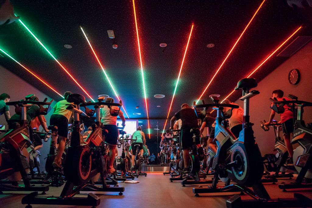 Persones fent exercici a la sala de ciclyng del CEM Can Dragó