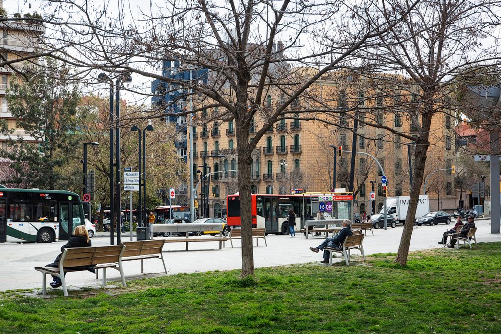 Casa Ramos vista des del centre de la plaça Lesseps