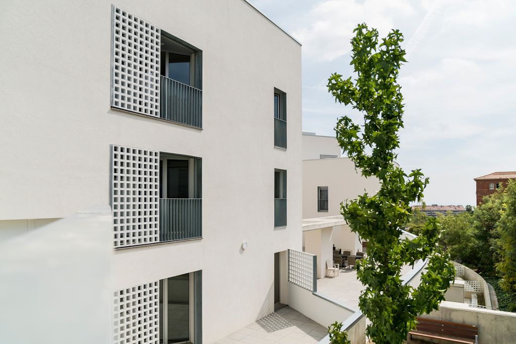 Façana de l'edifici dels Habitatges amb serveis per a gent gran Quatre Camins