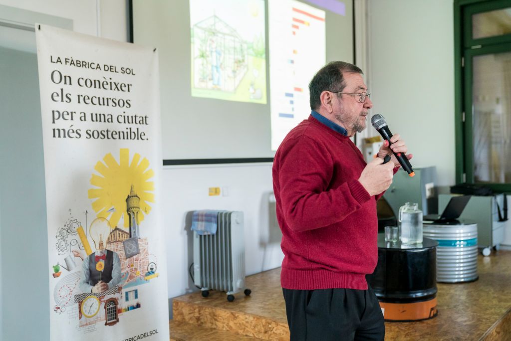 Taller de la Biennal Ciutat i Ciència a la Fàbrica del Sol. Un dels ponents de la sessió "On conèixer els recursos per a una ciutat més sostenible"
