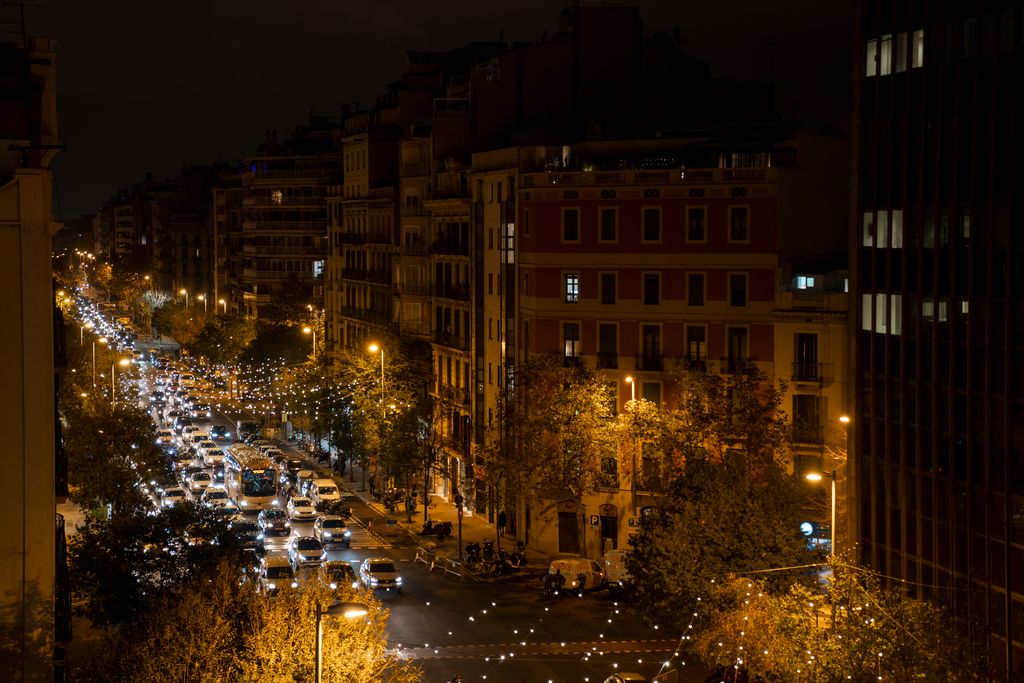 Vista de la calle de Aragó iluminada por unas guirnaldas de luces de Navidad