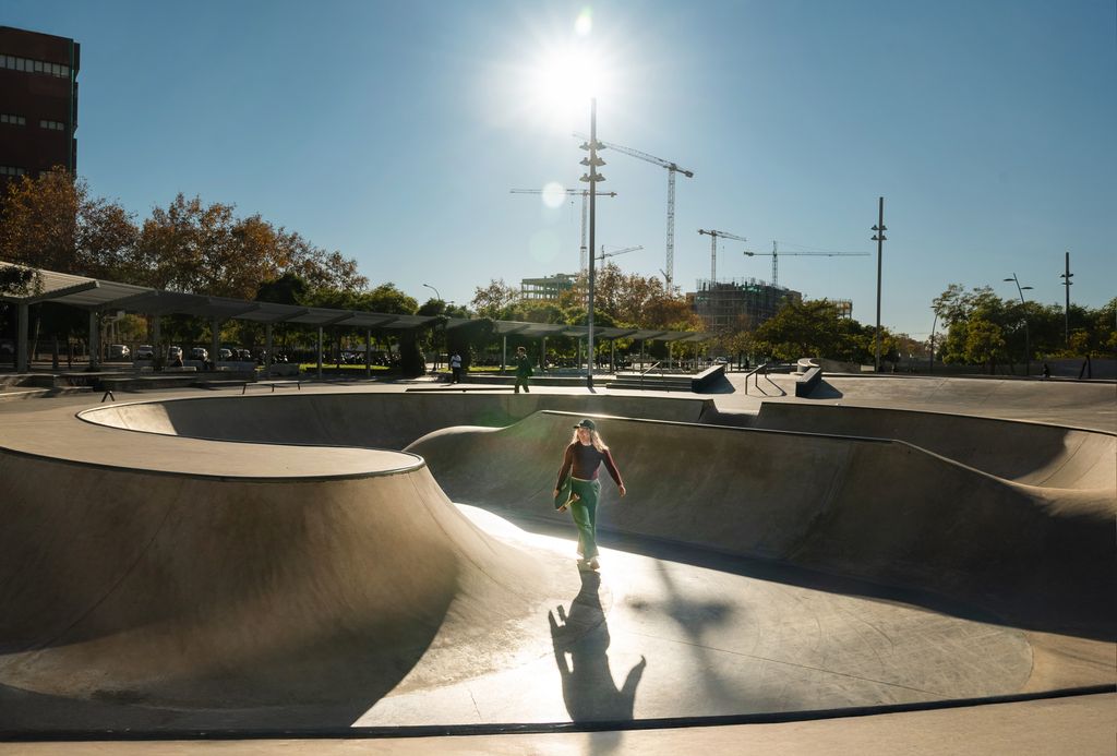 Una de las "skaters" patinando en el parque de patinaje de la Marina.