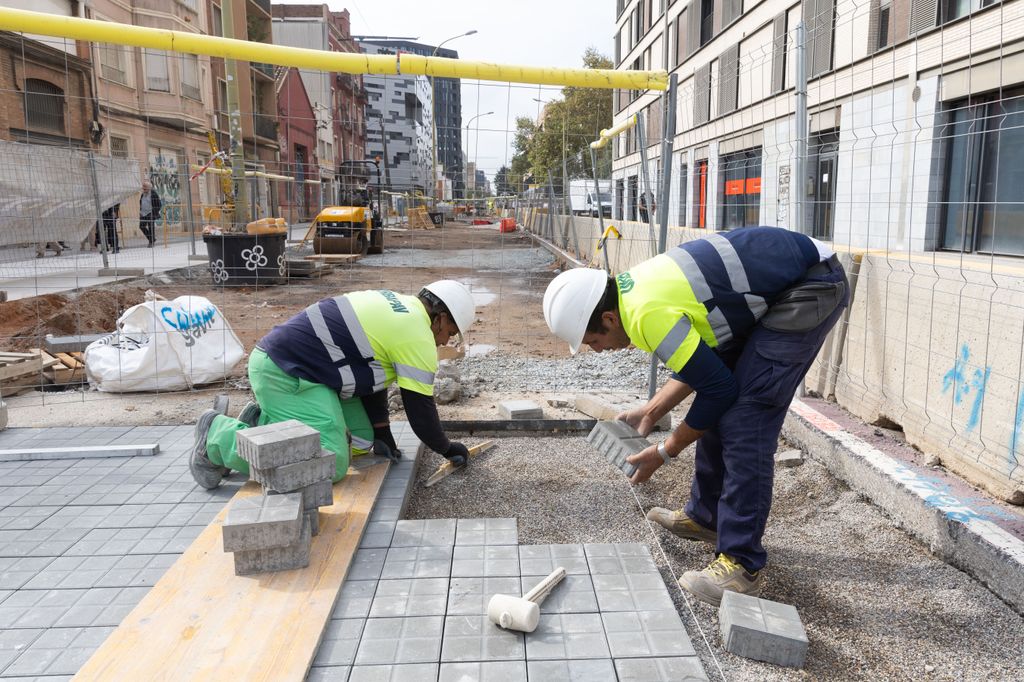 Obres de pavimentació de l'eix verd del carrer dels Almogàvers amb el nou model de panot Panot del s. XXI mantenint el disseny tradicional de rajola, fabricat per Breinco, SA amb materials reciclats