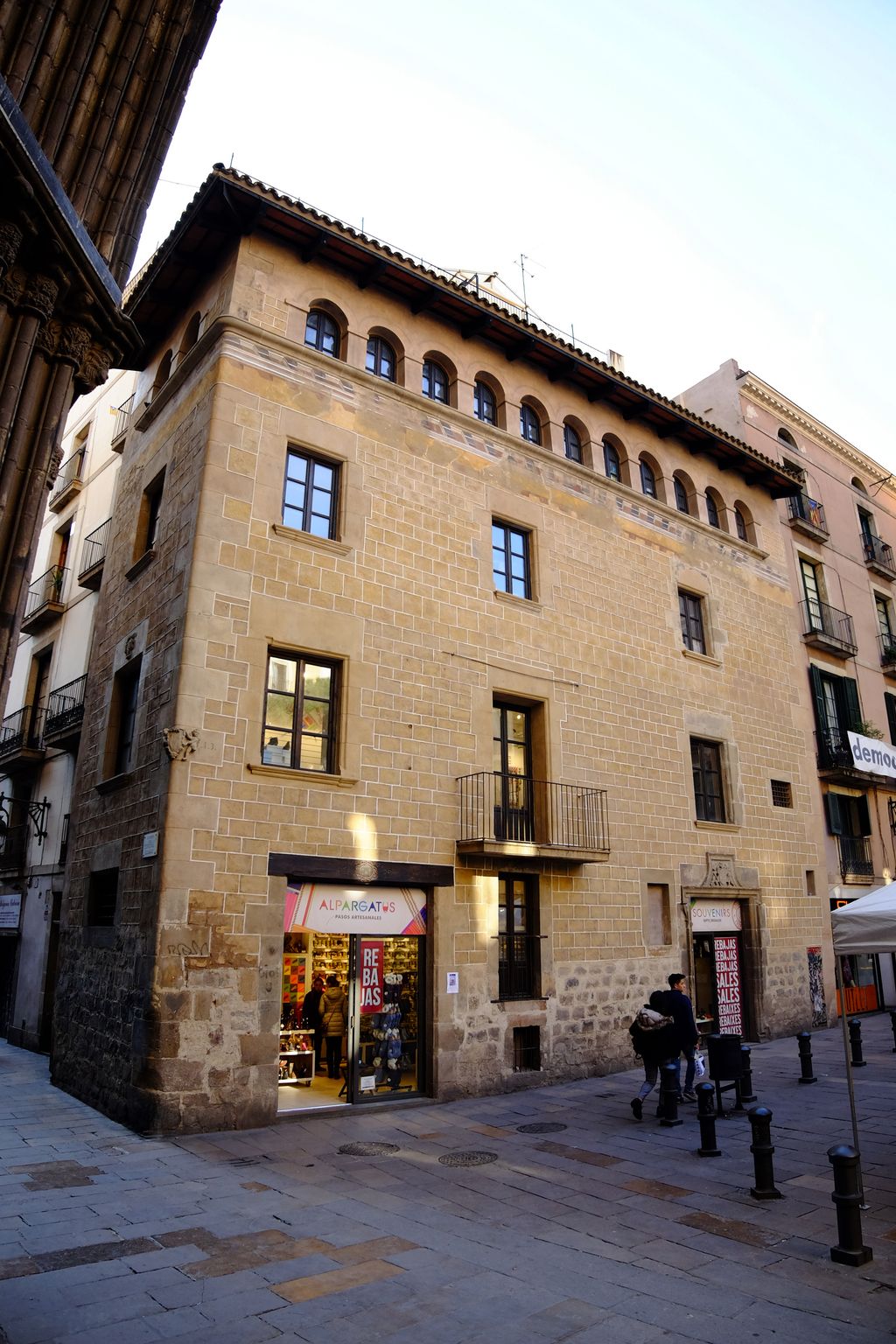 Casa de la Confraria de la Puríssima Sang. Plaça del Pi, 1
