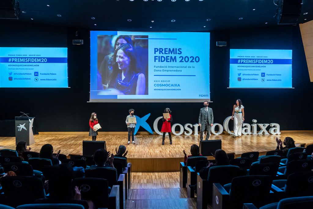 Premis FIDEM d’Emprenedoria 2020 Infants i joves davant la covid-19
Lliura el premi Valentí Farràs, director del Cosmocaixa, als joves representants de l’Equip Escuts i Coronavirus Hackers