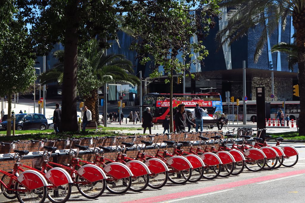Rambla Prim tram entre Pere IV i Fòrum. Bicing