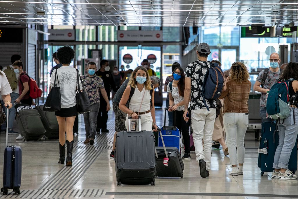 Viatgers anant i venint pel vestíbul de l'estació de Sants, a la zona de llarga distància