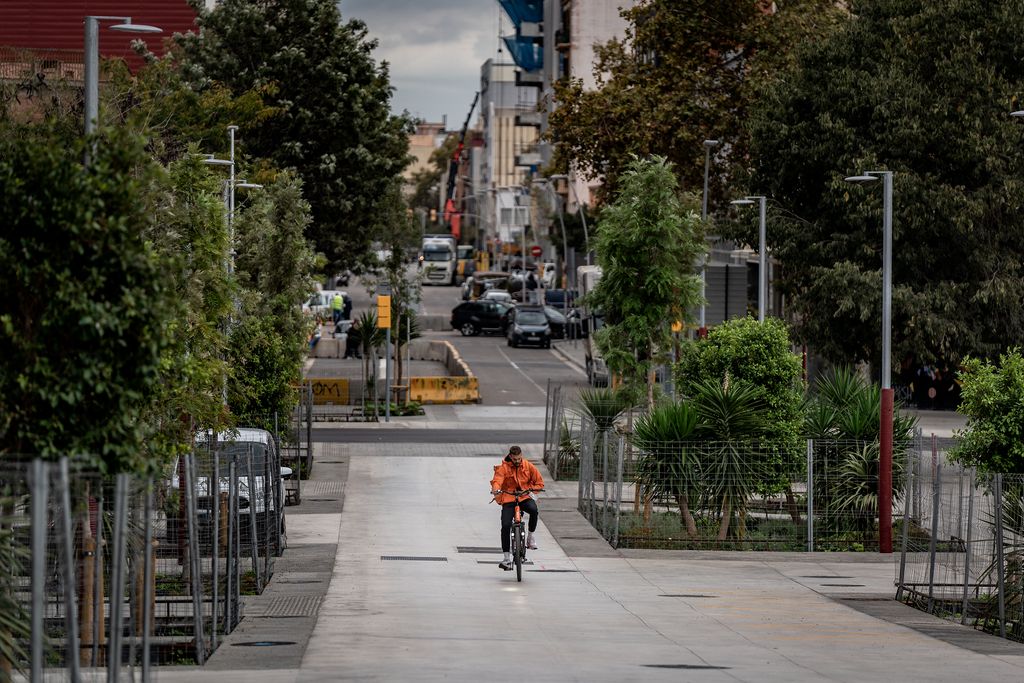 Un ciclista circula per l'eix verd dels carrers dels Almogàvers i Zamora