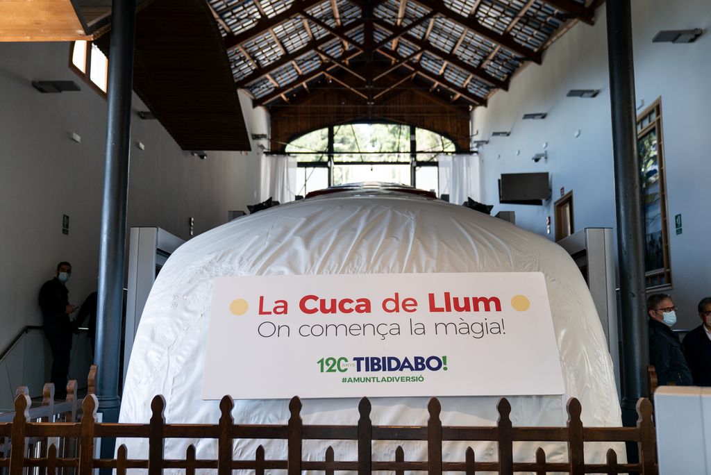 Tren del funicular del Tibidabo, la Cuca de Llum, a l'estació de la plaça del Doctor Andreu durant la seva presentació