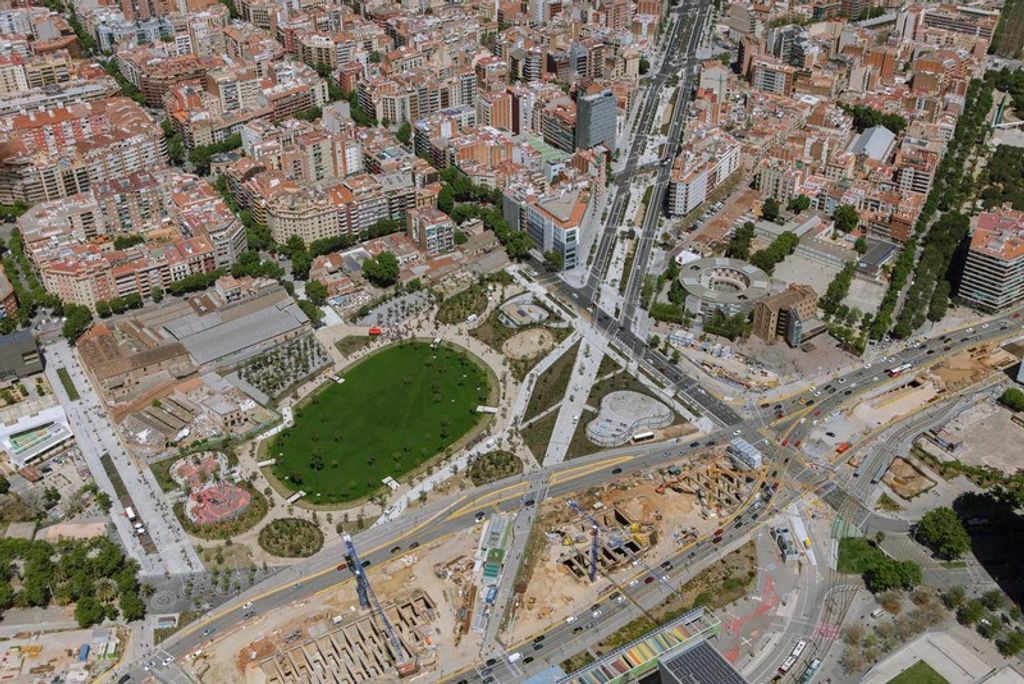 Fotografia aèria de maig de 2019 l’avinguda Meridiana en el tram comprès entre la plaça de les Glòries Catalanes amb la Gran Clariana (part inferior de la imatge) amb el carrer de Cartagena fins a la cruïlla amb el carrer de València, passant per les dels carrers de la Independència, del Consell de Cent i d’Aragó. Està molt centrada a la zona d’obres de plaça de les Glòries Catalanes on es pot veure la Gran Via