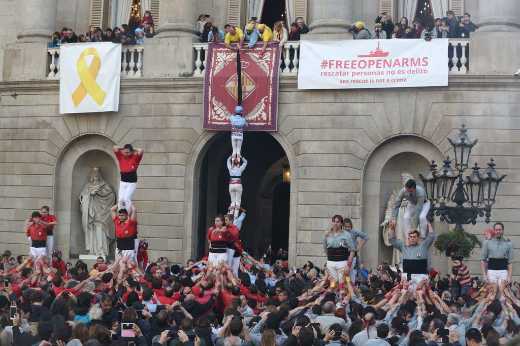 Pujada al balcó d'un dels Castellers del Poble Sec