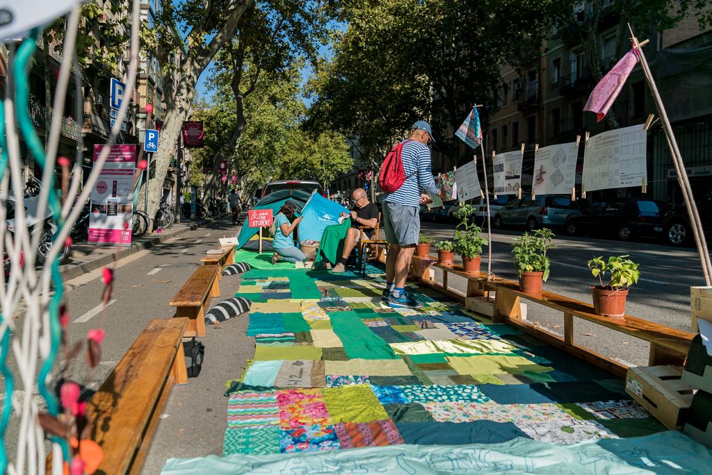 Espai reservat per a les persones al mig de la Ronda de Sant Pau durant el Parking Day