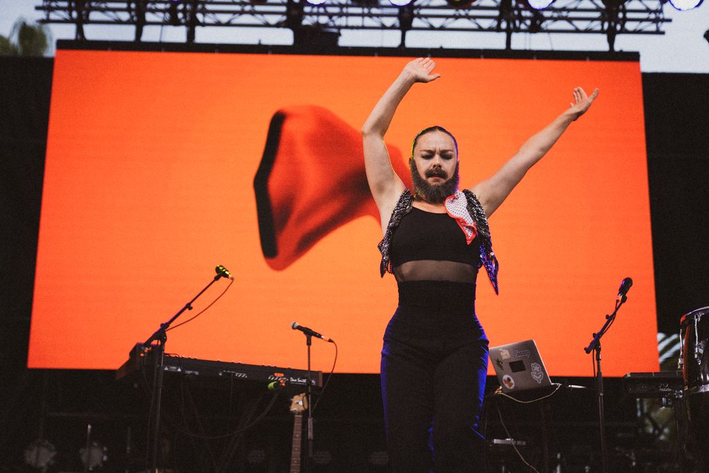 Actuación de Rocío Molina bailando flamenco en el escenario del concierto de La Orgullosa.