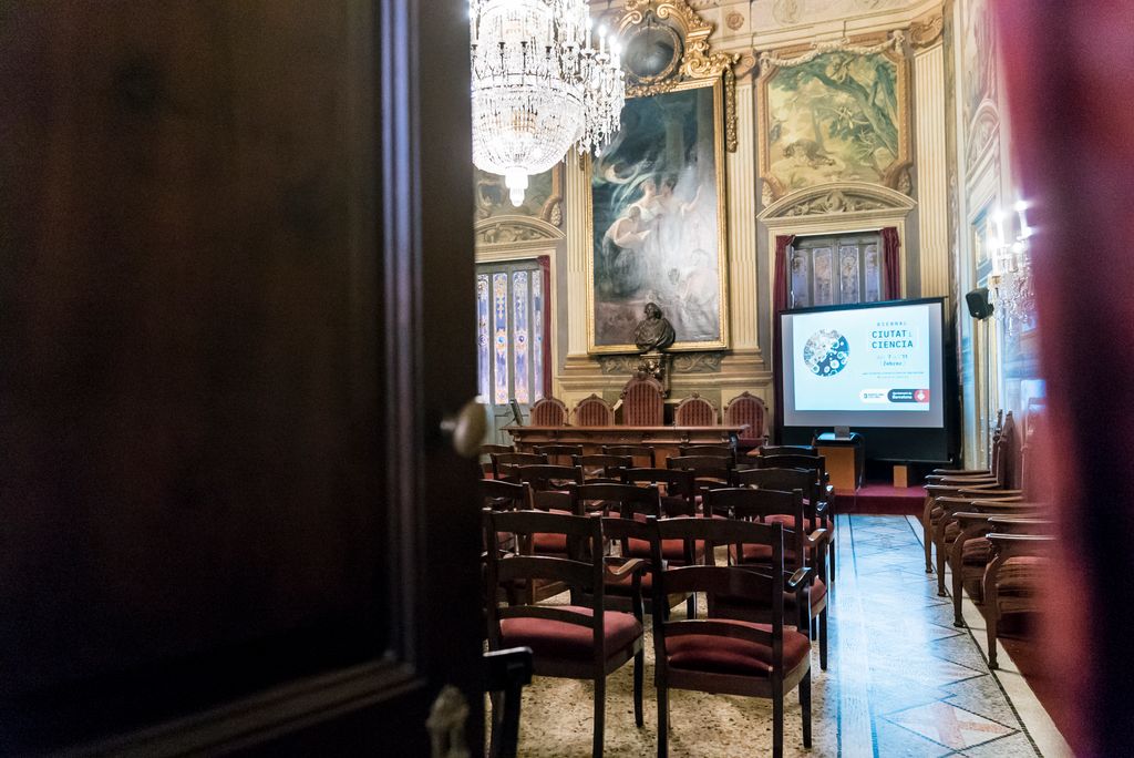 Una de les sales de la Reial Acadèmia de Ciències i Arts de Barcelona preparada per a una conferència amb cadires i pantalles per poder seguir-la