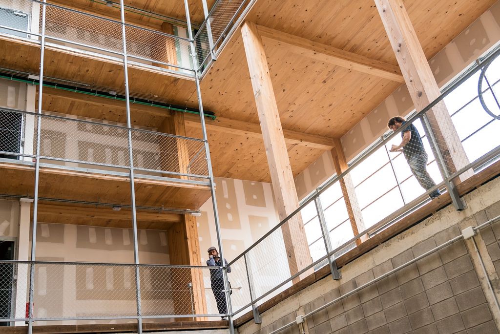 Primer edifici de cohabitatges. Passadissos de distribució interior de l'edifici