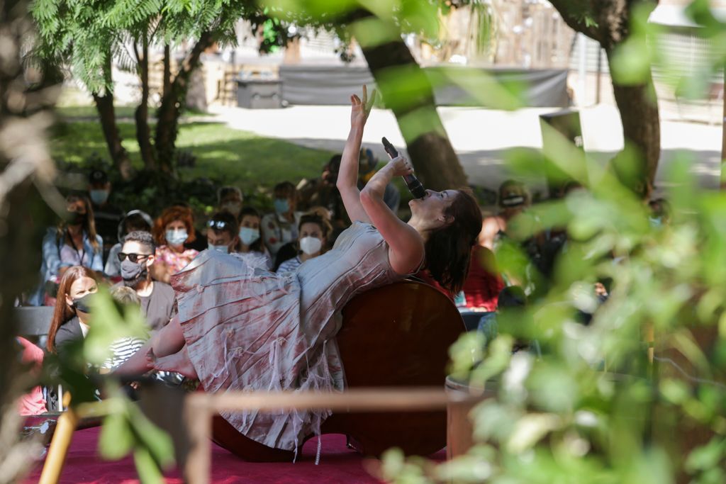 Una intèrpret canta durant l'espectacle "Amigoo" de Mumusic Circus al jardí dels Drets Humans amb motiu de la Mercè 2020 