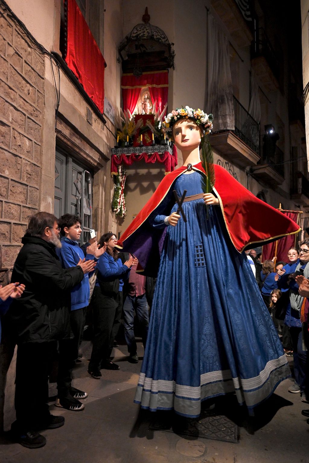 La geganta Laia ballant davant de la capelleta de Santa Eulàlia amb motiu de la festa major