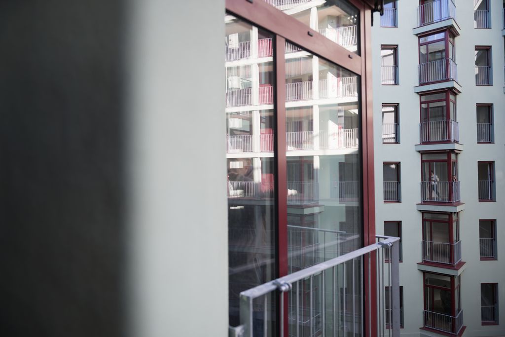 Interior d’un dels habitatges públics de l’Illa Glòries el dia del lliurament de claus