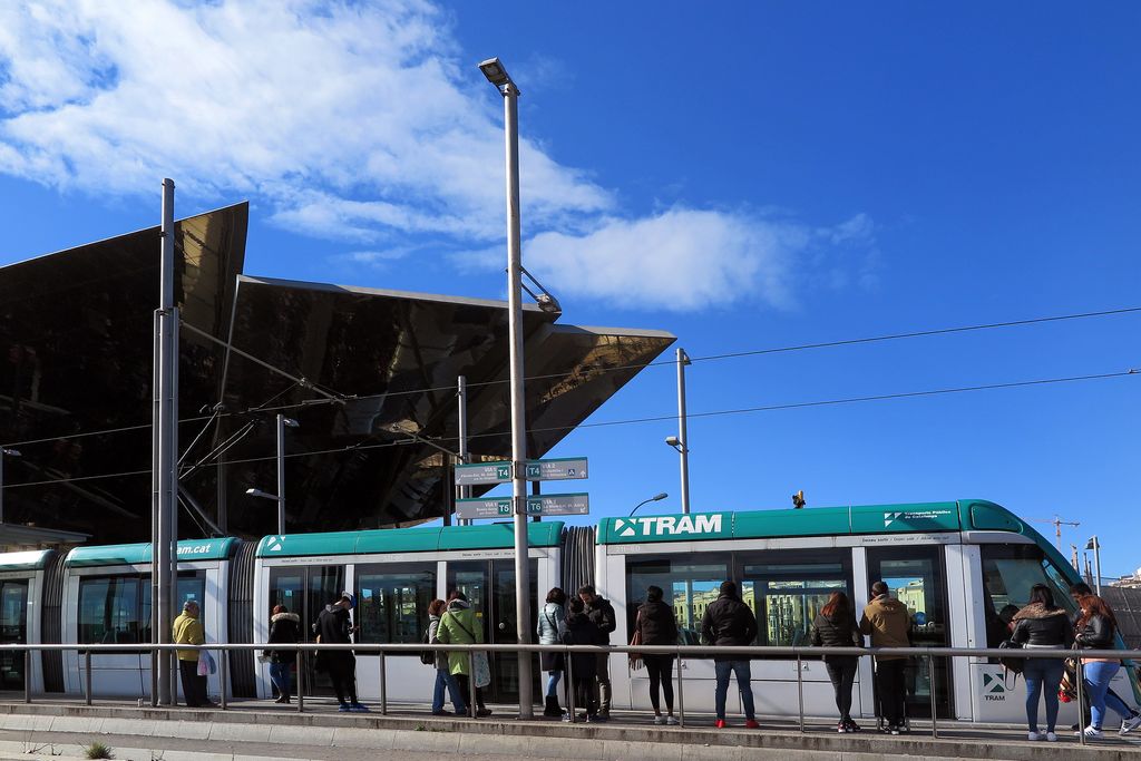 Tram passant davant els Encants