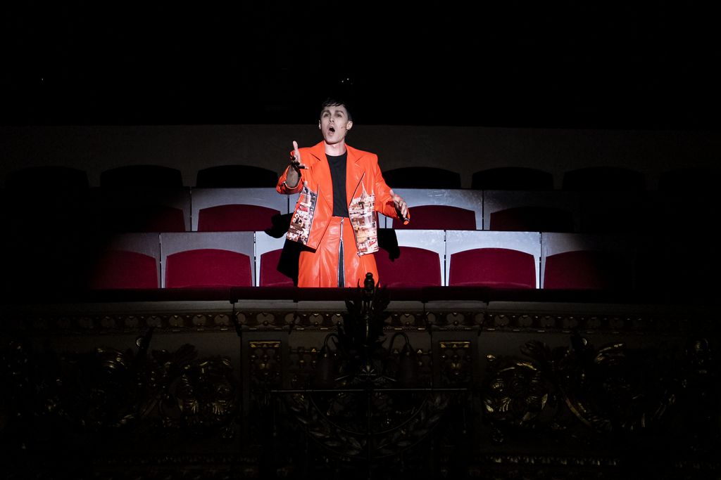 Joan Sáez, caracteritzat per a l’ocasió, cantant durant la representació de l’òpera ‘La Gata Perduda’ del projecte europeu TRACTION al Gran Teatre del Liceu.