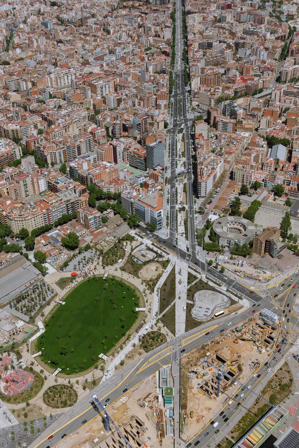 Maig 2019. Fotografia aèria de l’avinguda Meridiana en el tram comprès entre la plaça de les Glòries Catalanes amb la Gran Clariana (part inferior de la imatge) amb el carrer de la Independència fins a la cruïlla amb el carrer de Mallorca, passant per les dels carrers del Consell de Cent, d’Aragó i de València. Es pot veure a la part inferior, costat del Besòs, l’edifici de la Farinera del Clot i l’Institut Salvador Espriu