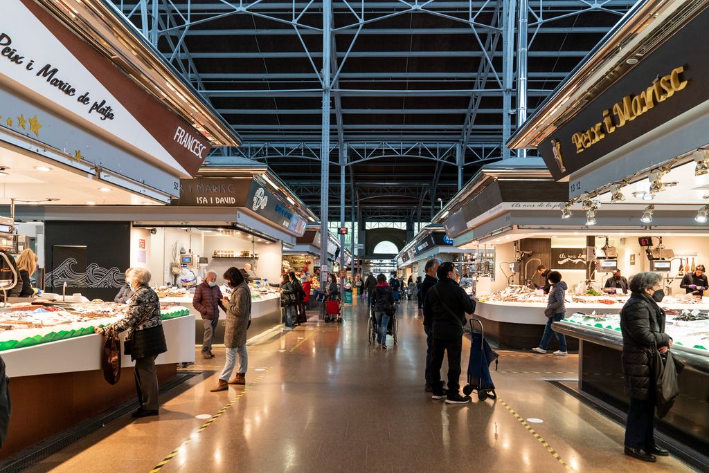 Gent compra a les parades del Mercat del Ninot