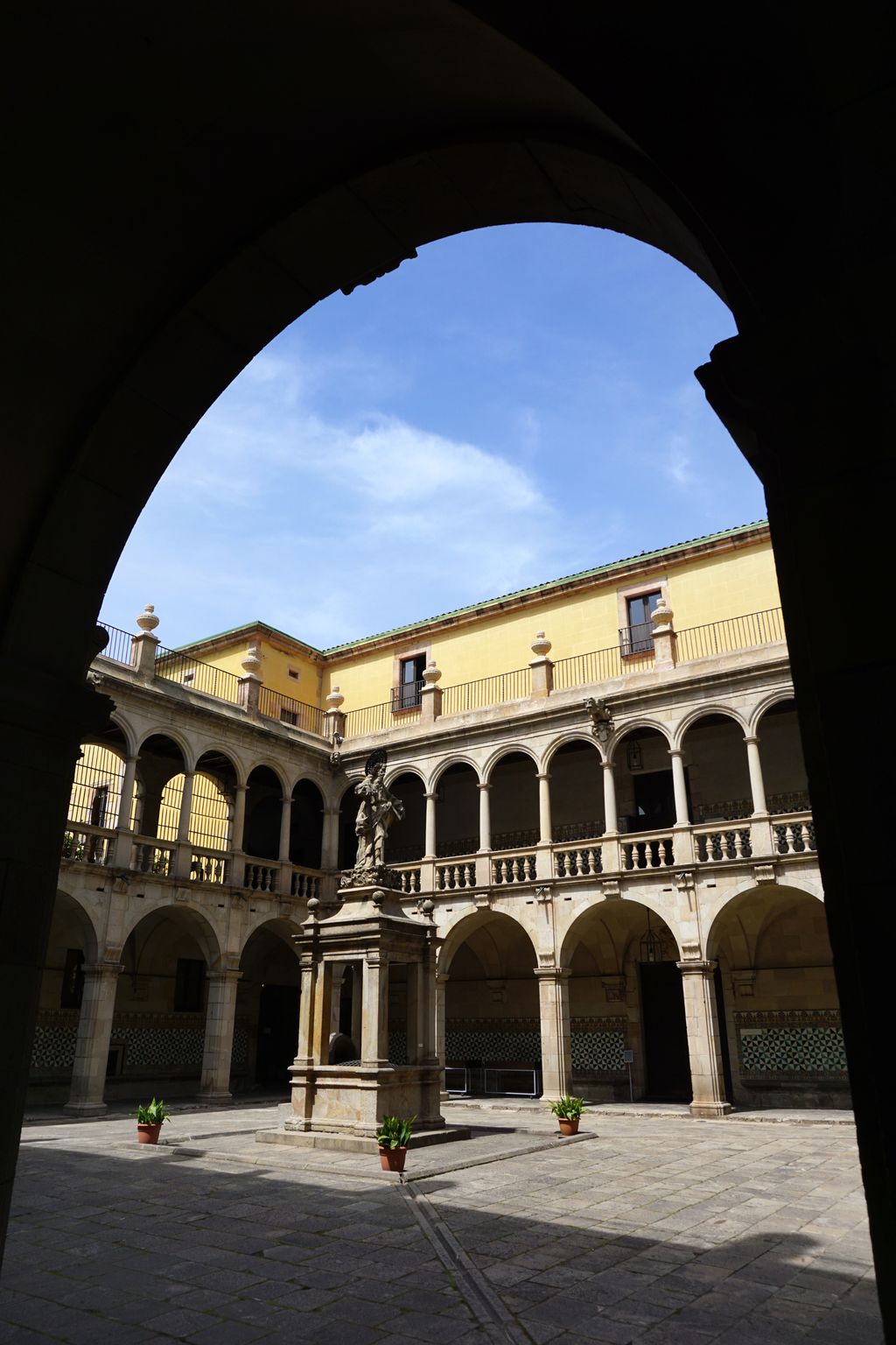 Casa de Convalescència. Pati i estàtua