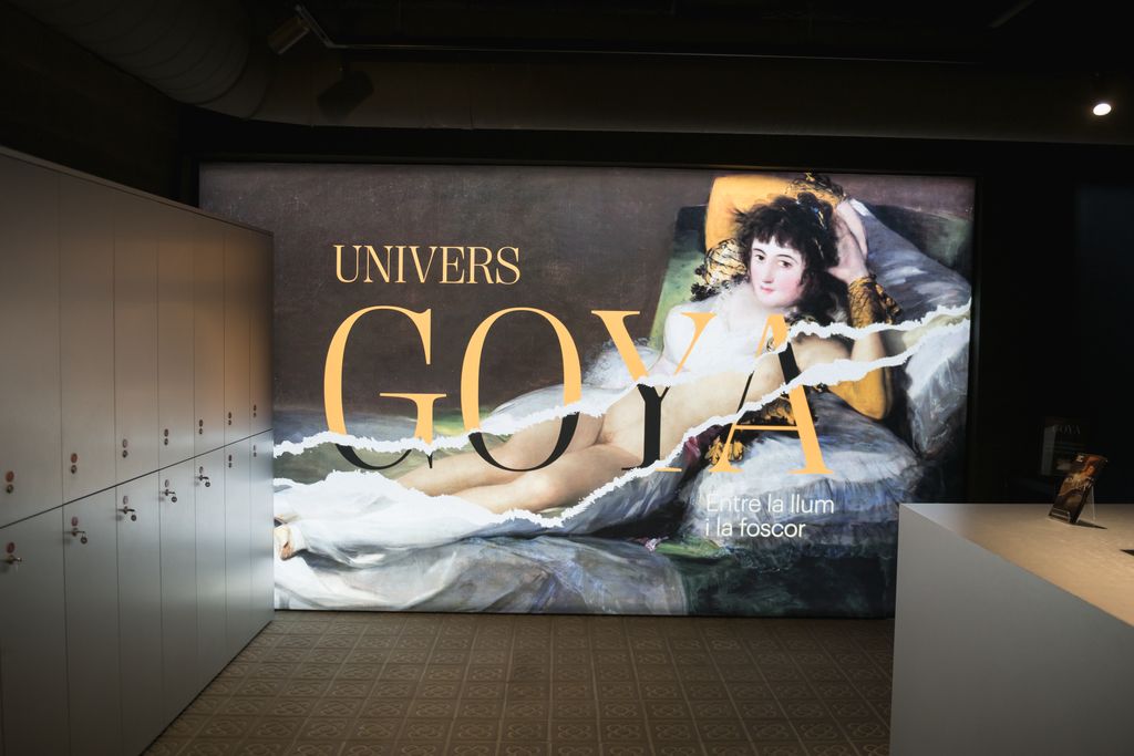 Pantalla amb el cartell de l'exposició immersiva sobre Goya, “Entre la llum i la foscor”