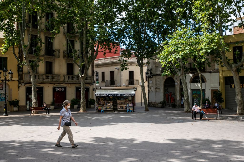 Plaça de la Concòrdia amb gent asseguda als bancs i caminant. El quiosc de diaris està obert al públic