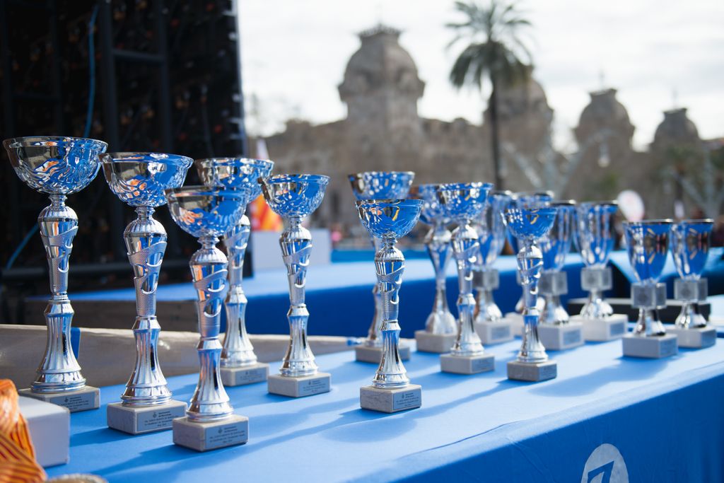 Taula amb les copes que s'entregaran a les persones guanyadores de la Marató de Barcelona.