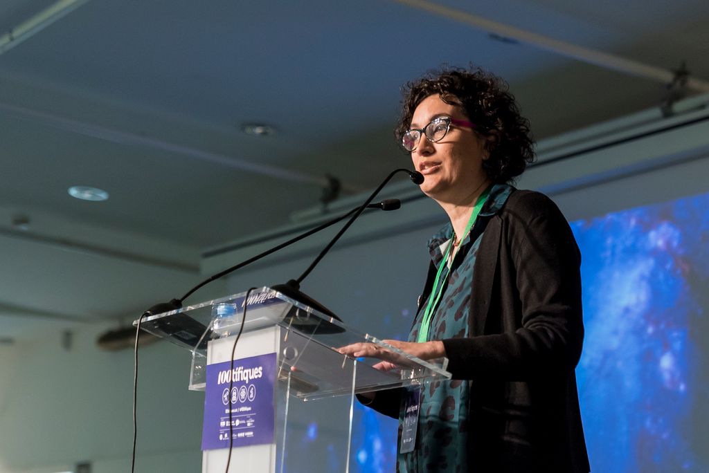 Parlament des del faristol d'una representant de l'organització