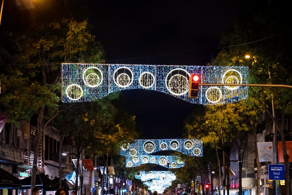 Mosaics de llums blaves i esferes de color blanc i groc de la il·luminació de Nadal del carrer de la Creu Coberta