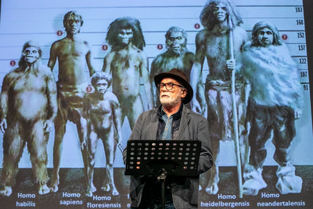 Intervenció de l'arqueòleg Eudald Carbonell reflexionant sobre el nostre paper com a espècie en un planeta en crisi a la taula rodona "5 Futurs" de la Biennal de pensament