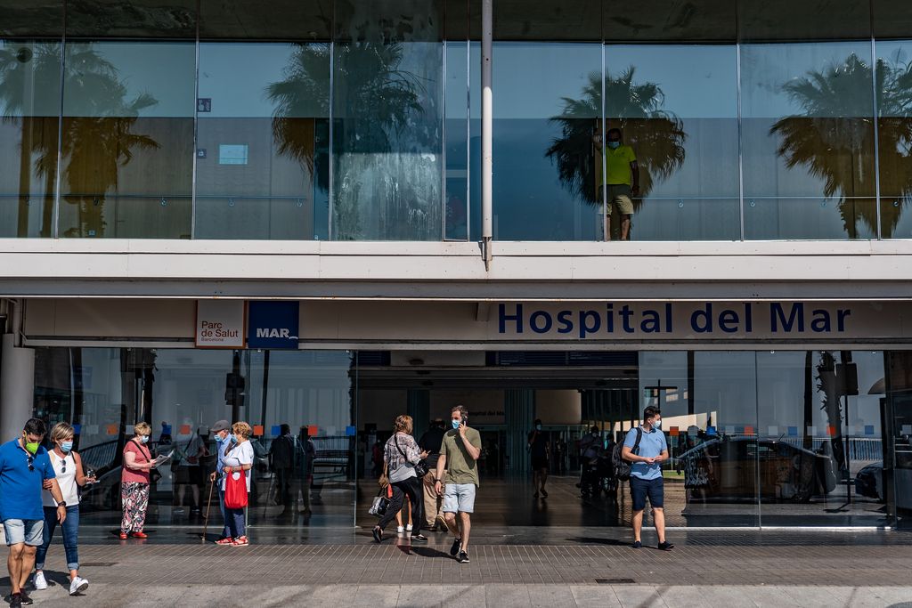 Pacients i personal sanitari entrant i sortint de l’Hospital del Mar