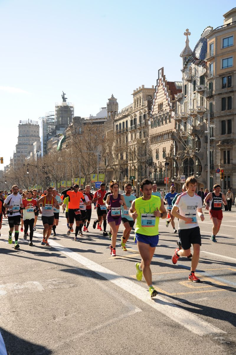 <div class='imageHoverDetail'>
             <p class='imageHoverTitle twoLineBreak'>Marató de Barcelona 2015. Corredors per passeig de Gràcia a l'altura del carr...</p>
             <p class='imageHoverAutor oneLineBreak'>Autor: Antonio Lajusticia Bueno</p>
             <button class='imageHoverBtn'>Mostra els detalls de la imatge <span class='sr-only'>Marató de Barcelona 2015. Corredors per passeig de Gràcia a l'altura del carr...</span></button>
             </div>