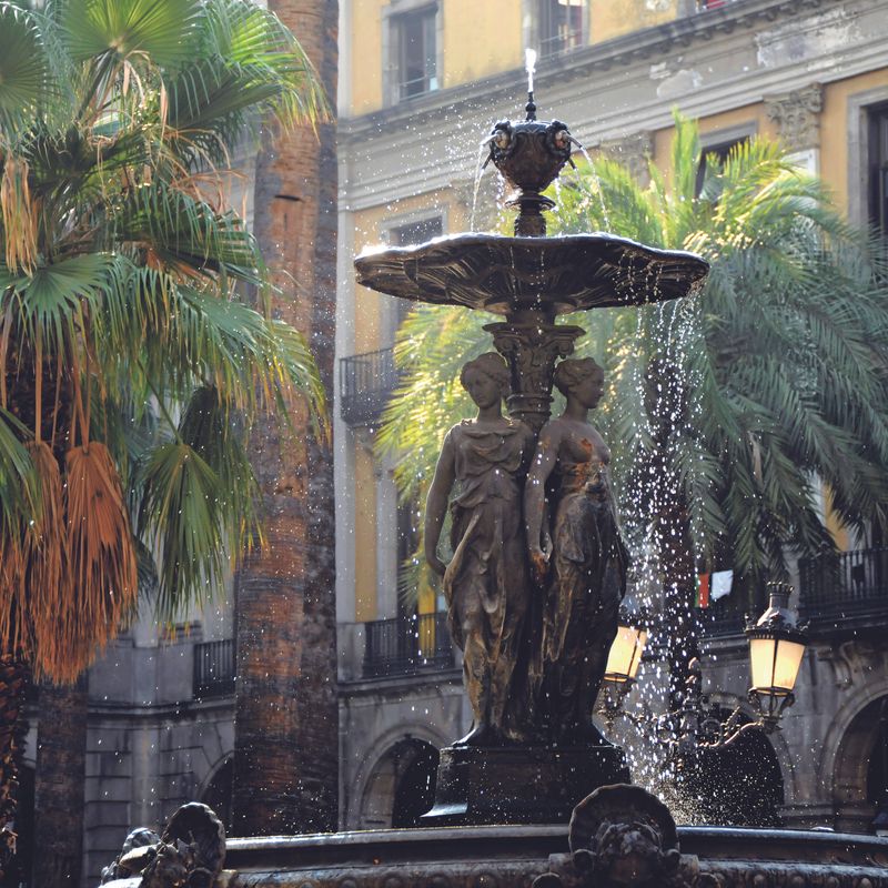 <div class='imageHoverDetail'>
             <p class='imageHoverTitle twoLineBreak'>Font de les Tres Gràcies de la plaça Reial</p>
             <p class='imageHoverAutor oneLineBreak'>Autor: Antonio Lajusticia Bueno</p>
             <button class='imageHoverBtn'>Mostra els detalls de la imatge <span class='sr-only'>Font de les Tres Gràcies de la plaça Reial</span></button>
             </div>