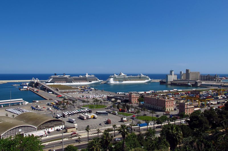 <div class='imageHoverDetail'>
             <p class='imageHoverTitle twoLineBreak'>Vistes del Port amb la rambla del Mar i el moll de creuers</p>
             <p class='imageHoverAutor oneLineBreak'>Autor: Vicente Zambrano González</p>
             <button class='imageHoverBtn'>Mostra els detalls de la imatge <span class='sr-only'>Vistes del Port amb la rambla del Mar i el moll de creuers</span></button>
             </div>