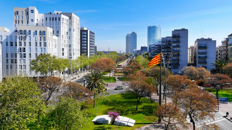 <div class='imageHoverDetail'>
             <p class='imageHoverTitle twoLineBreak'>Vista de la plaça de Pau Vila</p>
             <p class='imageHoverAutor oneLineBreak'>Autor: HEMAV</p>
             <button class='imageHoverBtn'>Mostra els detalls de la imatge <span class='sr-only'>Vista de la plaça de Pau Vila</span></button>
             </div>