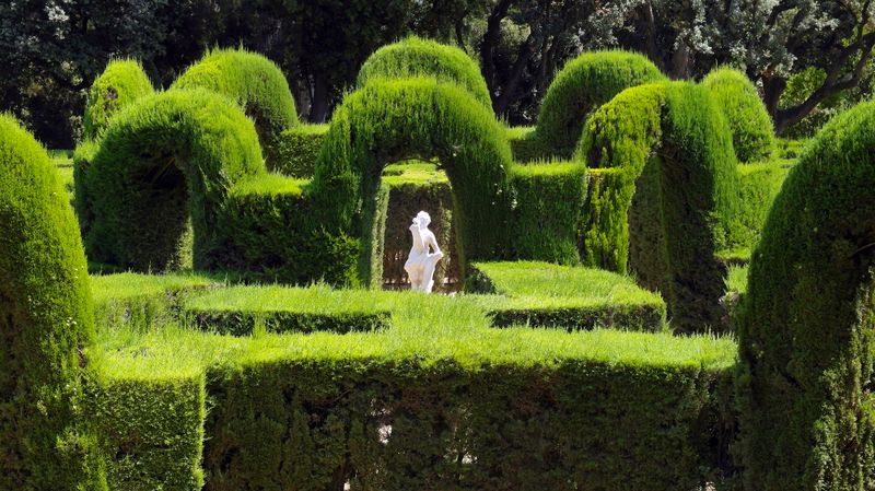 <div class='imageHoverDetail'>
             <p class='imageHoverTitle twoLineBreak'>Parc del Laberint d'Horta</p>
             <p class='imageHoverAutor oneLineBreak'>Autor: Vicente Zambrano González</p>
             <button class='imageHoverBtn'>Mostra els detalls de la imatge <span class='sr-only'>Parc del Laberint d'Horta</span></button>
             </div>