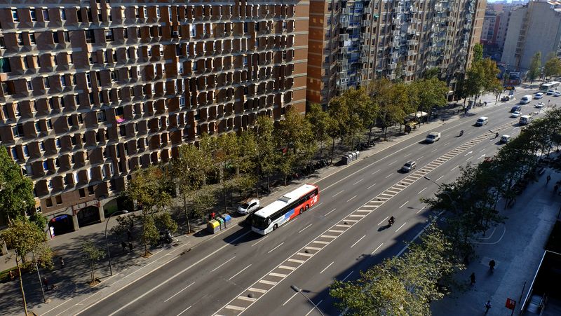 <div class='imageHoverDetail'>
             <p class='imageHoverTitle twoLineBreak'>Avinguda Meridiana, tram entre el carrer de Felip II i la plaça de la Toleràn...</p>
             <p class='imageHoverAutor oneLineBreak'>Autor: Vicente Zambrano González</p>
             <button class='imageHoverBtn'>Mostra els detalls de la imatge <span class='sr-only'>Avinguda Meridiana, tram entre el carrer de Felip II i la plaça de la Toleràn...</span></button>
             </div>